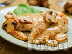 Вкусно сочно задушено пилешко филе (гърди) на тиган с гъби и ароматен сос от брашно, масло, мляко и горчица - снимка на рецептата